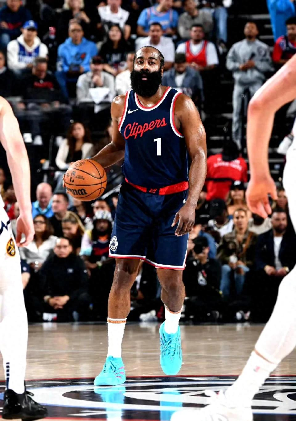 开云注册平台-包含UFC友谊赛焦点战:东海天狼队大胜闽南白虎队,外线火力全开。战术板得到兑现的词条